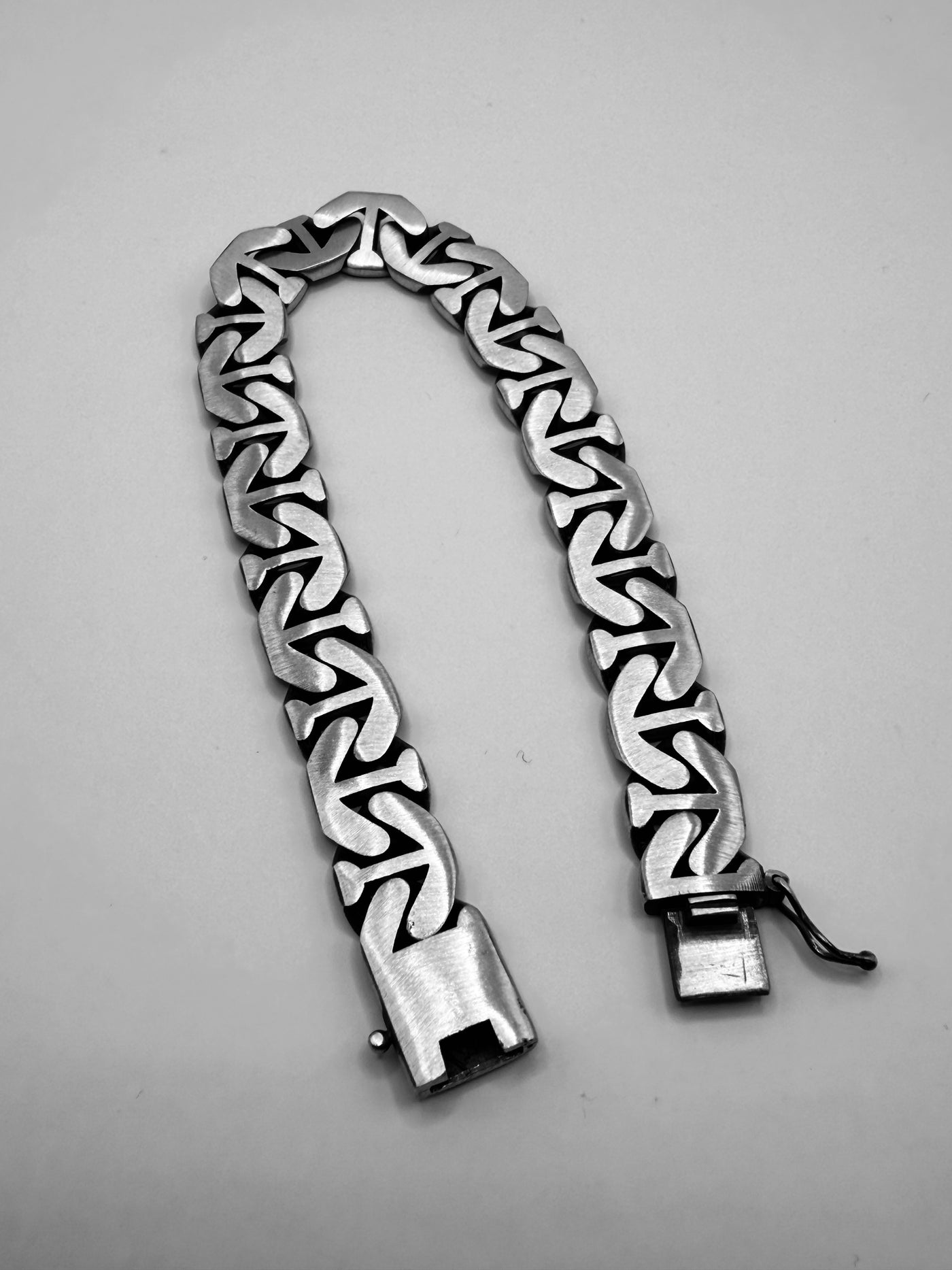 Nocturne Lock Bracelet — link detail
