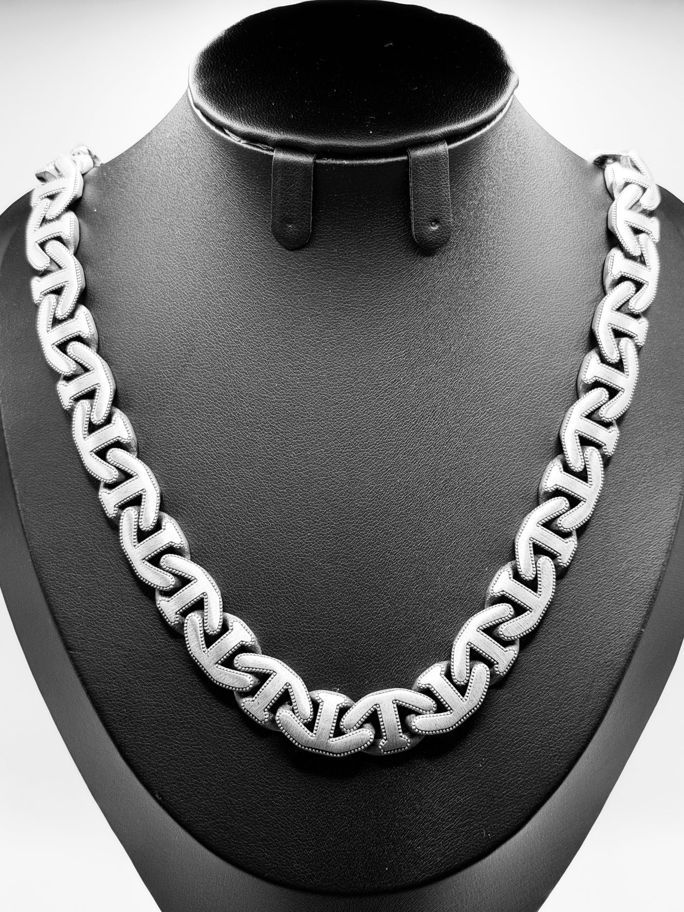 Nocturne Lock Chain — close detail of the flat curb links